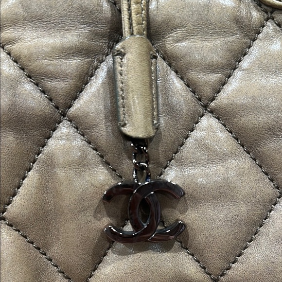 CHANEL Tan Quilted Tote Bag with Luxurious Design - Picture 4 of 8